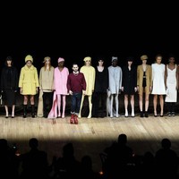 Marc Jacobs menjadi desainer yang menutup New York Fashion Week 2020. Desainer 56 tahun itu menampilkan koleksi yang terinspirasi era 60-an. Foto: Getty Images