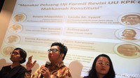 Para pembicara memaparkan pendapatnya dalam diskusi Menakar Peluang Pengujian Formil Revisi UU KPK di MK di Jakarta, Kamis (13/2/2020).