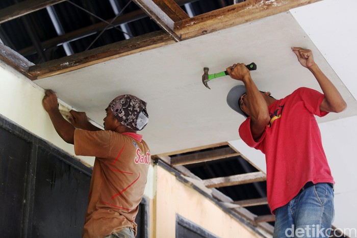 SDN Samudrajaya 04 Bekasi Rusak Parah SDN Samudrajaya 04, Kabupaten Bekasi, yang rusak parah mulai diperbaiki, Kamis (13/2/2020).