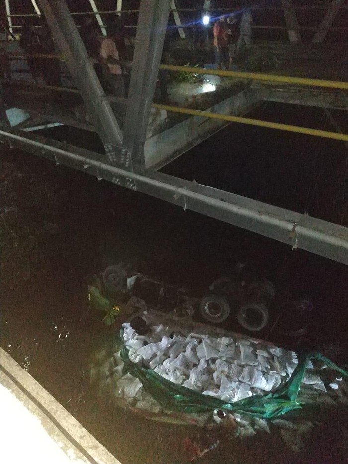 Jembatan di Kabupaten Barru, Sulsel, jebol. Truk 10 roda angkut ratusan sak pupuk terjun ke sungai (dok. istimewa)