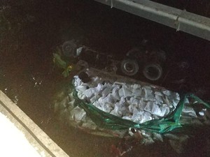 Jembatan di Barru Sulsel Jebol, Truk 10 Roda Terjun ke Sungai