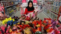 Karyawan menata kado yang dijual di salah satu toko di Makassar, Sulawesi Selatan, Kamis (13/2/2020). Permintaan berbagai jenis kado seperti cokelat, bunga dan boneka di toko tersebut meningkat hingga dua kali lipat daripada biasanya jelang Hari Kasih Sayang (Valentine Day). ANTARA FOTO/Arnas Padda.