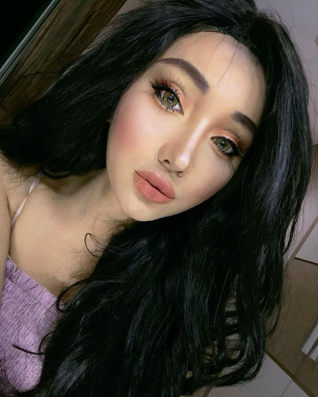 Lucinta Luna mengaku telah melakukan sejumlah operasi plastik, salah satunya adalah operasi hidung. Dia pun membeberkan bahwa dia melakukan rhinoplasty di awal dirinya meniti karier, dengan biaya Rp 20 juta.  Foto: Instagram @lucintaluna/@ashgreyz