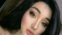 Penangkapan Lucinta Luna menghebohkan publik karena ia terbukti mengonsumsi narkoba. Dari penangkapan ditemukan barang bukti lain seperti riklona, tramadol, dan ekstasi. Foto: Instagram @lucintaluna/@ashgreyz