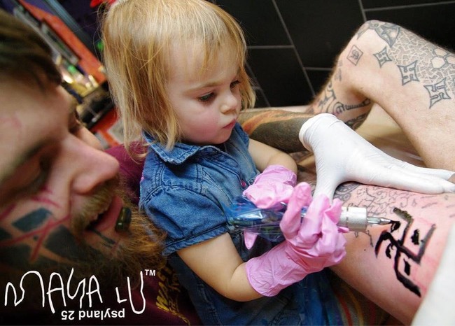 Pengalaman pertama pertama kali Maya Lu mentato adalah ketika ia menggambar di pergelangan kaki orangtuanya di usia dua tahun. Kini ia pun sudah mampu melukis di tubuh orang lain bahkan tanpa pengawasan orangtua dan sedang belajar sejumlah teknik desain. Foto: Instagram @maya_lu_psyland_25