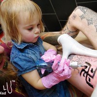 Pengalaman pertama pertama kali Maya Lu mentato adalah ketika ia menggambar di pergelangan kaki orangtuanya di usia dua tahun. Kini ia pun sudah mampu melukis di tubuh orang lain bahkan tanpa pengawasan orangtua dan sedang belajar sejumlah teknik desain. Foto: Instagram @maya_lu_psyland_25