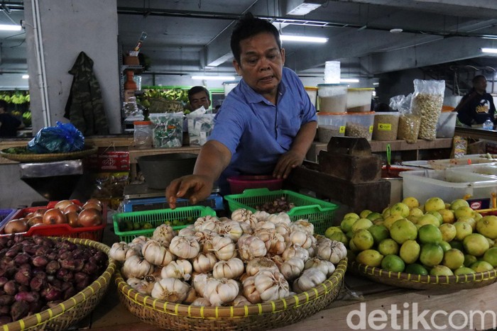 Sempat merangkak naik, harga bawang putih di pasar tradisional Kota Bandung, Jawa Barat berangsur menurun. Di Pasar Kosambi, harga bawang putih saat ini Rp 52-56 ribu. Harga itu, turun dibandingkan sepekan lalu yang tembus ke angka Rp 70 ribu.