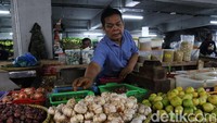 Saat ini bawang putih di Pasar Kosambi dijual dengan harga Rp 52 ribu-56 ribu.