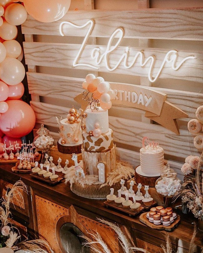 Rupanya untuk pesta ulang tahun pertama Zalina ini Raisa mempercayakan party planner Little Thoughts Planner untuk membuat dekorasinya. Dalam unggahan di Instagram party planner yang didirikan istri DJ Riri, Ola Harika, itu tampak dekorasi ulang tahun pertama Zalina sungguh menggemaskan. Foto: Instagram @littlethoughtsplanner, Instagram @olaharika