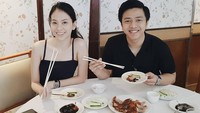 Kini, idola anak millennial tersebut telah berubah statusnya menjadi ayah. Meskipun begitu ia masih tampak menggemaskan seperti anak millennial pada umumnya. Foto: Instagram @febriannindyop