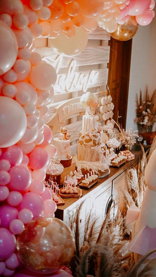 Pajangan Sophie the Giraffe ukuran super besar menjadi dekorasi utama dari ulang tahun Zalina. Kue-kue yang ada di ulang tahun Zalina pun diberikan detail Sophie the Giraffe. Foto: Instagram @littlethoughtsplanner, Instagram @olaharika