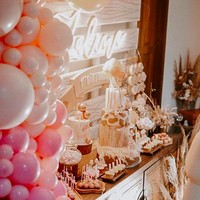 Pajangan Sophie the Giraffe ukuran super besar menjadi dekorasi utama dari ulang tahun Zalina. Kue-kue yang ada di ulang tahun Zalina pun diberikan detail Sophie the Giraffe. Foto: Instagram @littlethoughtsplanner, Instagram @olaharika