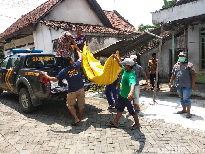 Seorang pria gangguan jiwa di Jombang menguburkan mayat pamannya di kebun. Peristiwa ini baru diketahui warga pagi tadi.