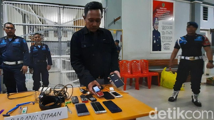 Rumah Tahanan (Rutan) Kelas IIA Palu menggelar razia terkait narkoba (M Qadri/detikcom)
