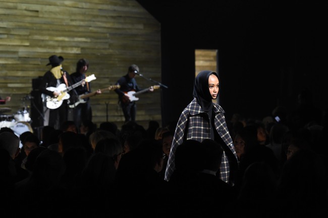 Fashion show Michael Kors selalu mengedepankan inklusivitas. Kehadiran model berhijab di catwalk menjadi salah satu buktinya. (Foto: Jamie McCarthy/Getty Images for Michael Kors)