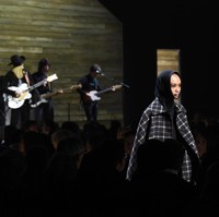 Fashion show Michael Kors selalu mengedepankan inklusivitas. Kehadiran model berhijab di catwalk menjadi salah satu buktinya. (Foto: Jamie McCarthy/Getty Images for Michael Kors)