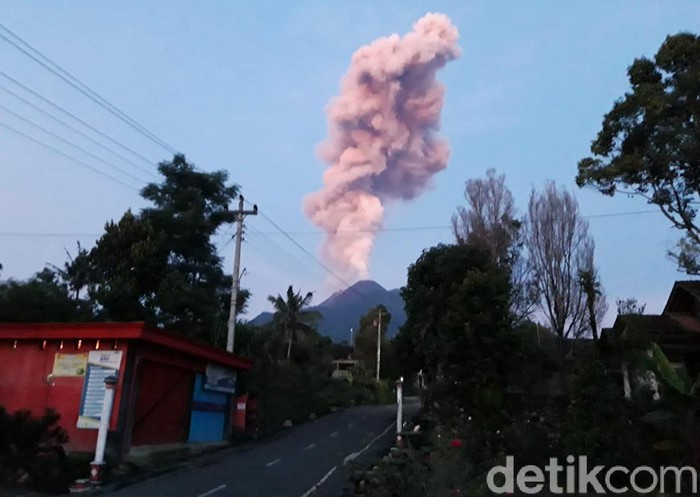 Gunung Merapi erupsi, Kamis (13/2/2020) pukul 05.16 WIB. Tinggi kolom erupsi Gunung Merapi mencapai sekitar 2.000 meter atau 2 km.
