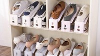 Menyusun maupun merapikan sepatu kerap jadi kegiatan yang menjemukan. Namun dengan alat ini sepatu-sepatu dirumah jadi lebih mudah ditata dan tentunya tak terlihat berantakan. Istimewa/Dok. Boredpanda.