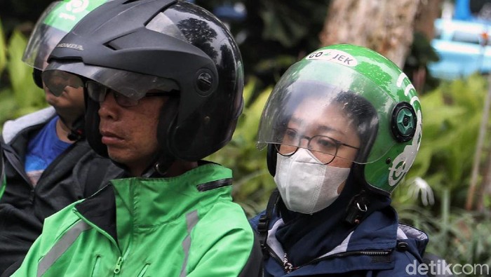Polusi udara merupakan satu dari beragam persoalan yang terjadi di ibu kota. Jakarta yang masuk 10 kota termacet di dunia turut sumbang polusi udara di ibu kota