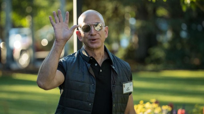 SUN VALLEY, ID - JULY 13: Jeff Bezos, chief executive officer of Amazon, arrives for the third day of the annual Allen & Company Sun Valley Conference, July 13, 2017 in Sun Valley, Idaho. Every July, some of the worlds most wealthy and powerful businesspeople from the media, finance, technology and political spheres converge at the Sun Valley Resort for the exclusive weeklong conference. (Photo by Drew Angerer/Getty Images)