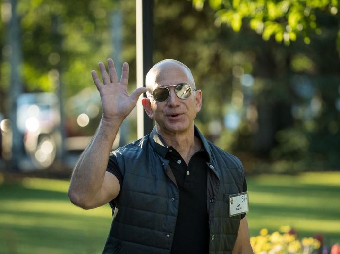 Jeff Bezos SUN VALLEY, ID - JULY 13: Jeff Bezos, chief executive officer of Amazon, arrives for the third day of the annual Allen & Company Sun Valley Conference, July 13, 2017 in Sun Valley, Idaho. Every July, some of the worlds most wealthy and powerful businesspeople from the media, finance, technology and political spheres converge at the Sun Valley Resort for the exclusive weeklong conference. (Photo by Drew Angerer/Getty Images)