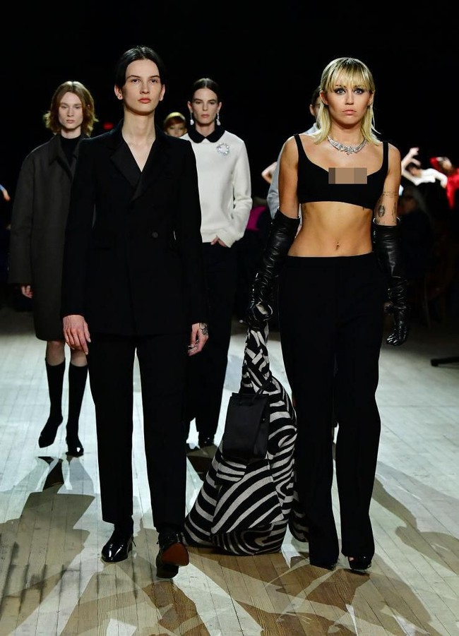 Miley Cyrus menjadi model kejutan saat Marc Jacobs menampilkan koleksi busana musim gugur 2020 di New York Fashion Week, Rabu (12/2/2020) malam. Foto: Getty Images