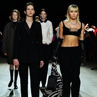 Miley Cyrus menjadi model kejutan saat Marc Jacobs menampilkan koleksi busana musim gugur 2020 di New York Fashion Week, Rabu (12/2/2020) malam. Foto: Getty Images