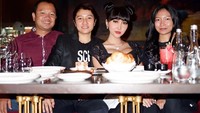 Family dinner 🎂 my birthday 27th ... 🎉🎊, kata Lucinta. Mereka merayakannya di restoran dengan pemandangan ketinggian di Jakarta. Foto: Instagram @lucintaluna/@ashgreyz