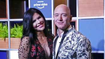 Bezos dan MacKenzie resmi cerai pada tahun 2021. Mereka kemudian menjalani hidup masing-masing dan sudah berbahagia dengan pasangan sendiri. Bezos kini etrang-terangan menjalin hubungan dengan Sanchez dan MacKenzie telah menikah lagi dengan seorang guru sains. Foto: AP Photo/Rafiq Maqbool
