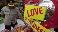 Petugas melakukan inspeksi mendadak penjualan bingkisan valentine di salah satu pusat perbelanjaan di Kota Kediri, Jawa Timur, Kamis (13/2/2020). Sidak yang diselenggarakan Dinas Kesehatan, Dinas Perdagangan dan Perindustrian, Polisi dan Satpol PP tersebut bertujuan menangkal penjualan bingkisan Valentine yang terdapat kondom di dalamnya guna menangkal pergaulan bebas remaja menjelang perayaan valentine. ANTARA FOTO/Prasetia Fauzani.