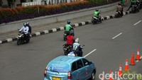 Pemotor itu melawan arah saat lalu lintas di depan Kalibata City ramai lancar.
