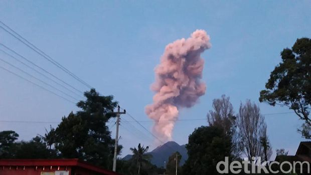 Pemandangan Gunung Merapi erupsi dilihat dari Boyolali. 