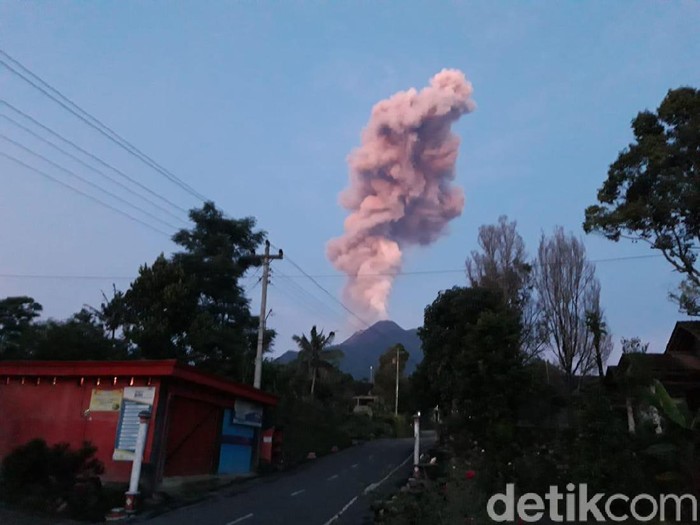 Gunung Merapi erupsi, Kamis (13/2/2020).