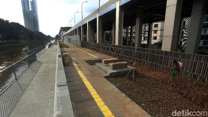 Pembangunan naturalisasi sungai Kanal Banjir Barat, Jakarta, Kamis (13/02/2020), kini mulai terlihat infrastrukturnya. Penasaran?