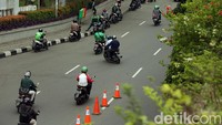 Seorang pengendara sepeda motor melawan arah tepat di depan Kalibata City, Jakarta Selatan, Kamis (13/2/2020).