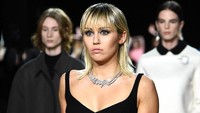 Penampilan Miley pun mendulang pujian dari rekan-rekan model seperti Hailey Baldwin hingga Ella Balinska. Jamie McCarthy/Getty Images for Marc Jacobs