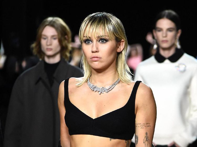 Suprise! Miley Cyrus Jadi Model di New York Fashion Week