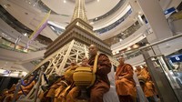 Sejumlah biksu hadir di acara pembukaan kembali pusat perbelanjaan Terminal 21 di Korat, Nakhon Ratchasima, Thailand, setelah sempat ditutup beberapa waktu akibat insiden penembakan brutal yang terjadi di mal tersebut.