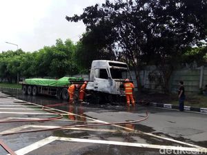 Truk Trailer Terbakar di Tol Surabaya-Gresik, Sopir Selamat