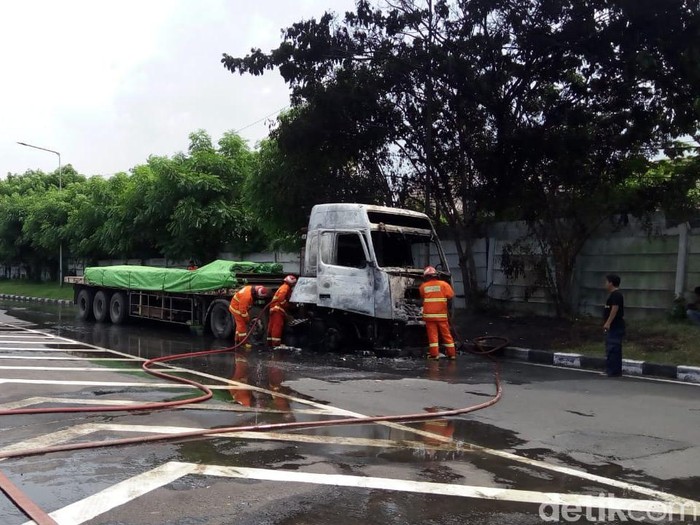 truk terbakar di Tol Kebomas