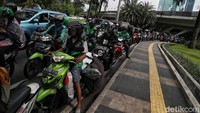 Kualitas udara yang kurang sehat tak hanya disumbangkan dari kemacetan maupun banyaknya warga yang mengendarai kendaraan pribadi di jalanan Jakarta. Polusi udara juga berasal dari asap aktivitas industri.