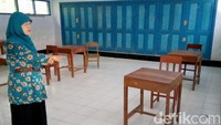 Seorang guru menunjuk lokasi terjadinya perundungan siswi yang terekam dalam video yang viral di masyarakat.