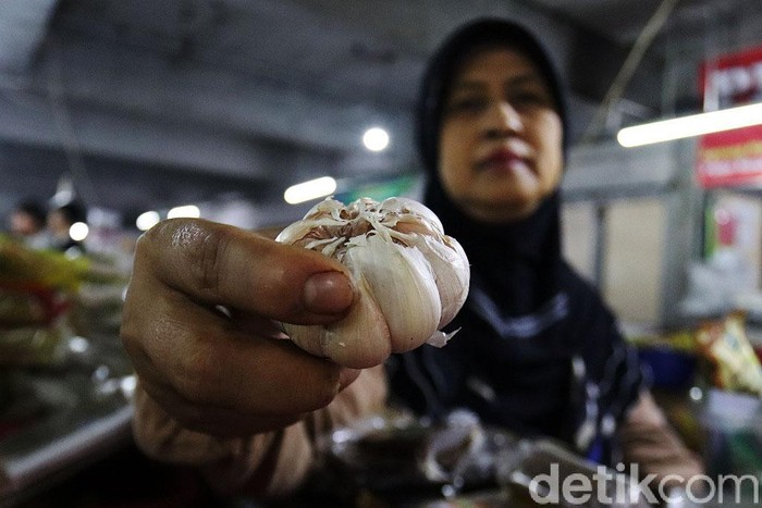 Sempat merangkak naik, harga bawang putih di pasar tradisional Kota Bandung, Jawa Barat berangsur menurun. Di Pasar Kosambi, harga bawang putih saat ini Rp 52-56 ribu. Harga itu, turun dibandingkan sepekan lalu yang tembus ke angka Rp 70 ribu.
