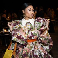 Gaun berdetail ruffle di bagian lengan itu bernilai USD 9,500 atau sekitar Rp 130 juta. Foto: Jamie McCarthy/Getty Images