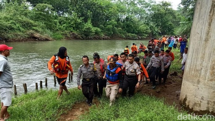 Proses evakuasi jenazah emak-emak yang hanyut di Sungai Pekalongan