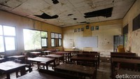 Plafon ruang kelas  4, 5 dan 6 nyaris ambruk. Dinding kelas juga kotor.
