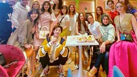 Abash sering menemani Lucinta saat bekerja atau hangout bersama teman-teman artis lain. Ini potret keseruan mereka saat hadiri pembukaan kafe cake milik keluarga Anang Hermansyah. Foto: Instagram @lucintaluna/@ashgreyz