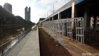 Sementara itu, taman ini akan dibuat panjang hingga 300 meter menyusuri kali.