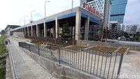 Pengerjaan taman itu pun tampak sudah setengah rampung. Ada tangga-tangga ke bawah untuk masyarakat berjalan dengan lebar empat meter.