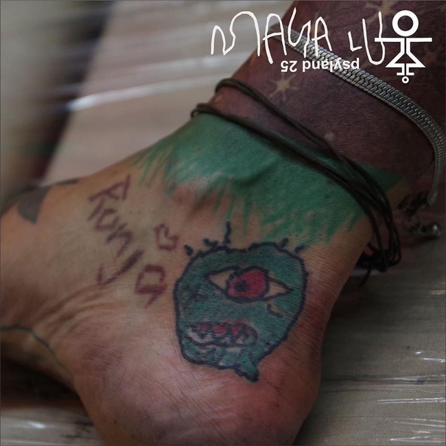 Maya Lu pun bisa dikatakan seorang seniman tato yang sulit ditemui. Ibunya mengaku jika Maya hanya bekerja sesuai mood. Selayaknya anak-anak, terkadang Maya menolak untuk mentato meski ia sudah mendesain gambarnya. Jika begitu, tak jarang Lily harus mencari orang lain.Foto: Instagram @maya_lu_psyland_25